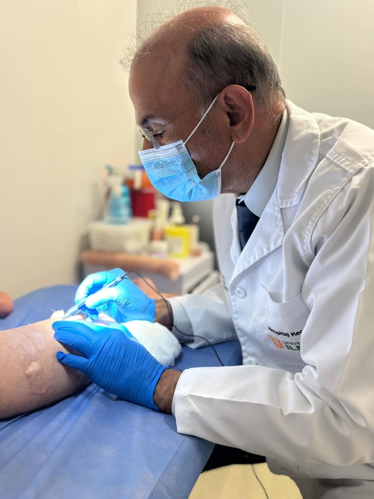 Dr. Miguel Ramírez Gómez — aplicando un tratamiento vascular en consultorio